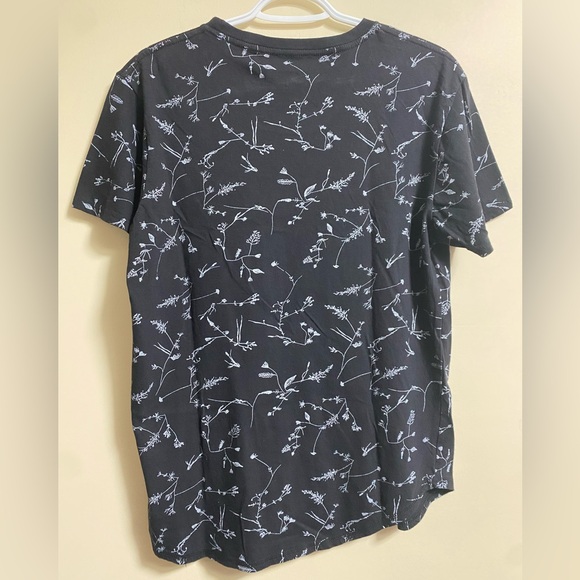 Urban Heritage Men’s Black T-Shirt with Silver Floral Pattern Medium - Picture 2 of 2